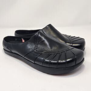 Earth Women Black Leather Slip On Mule Clog Size 10B Comfort Closed Toe Flats